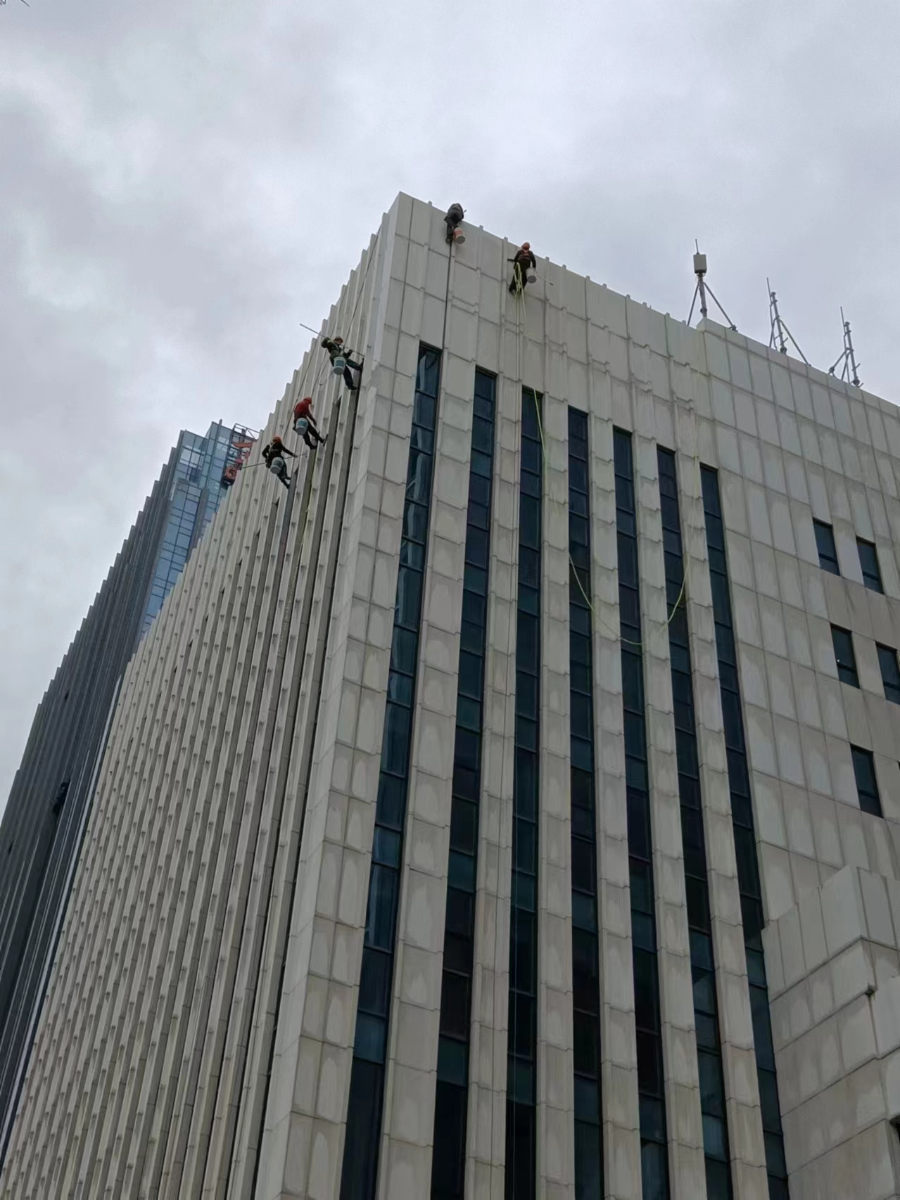 福州市某商务营运中心外墙清洁